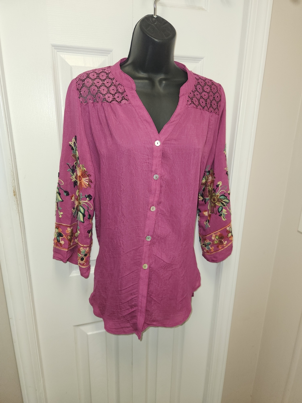 🍉Embroidered Magenta Button-Front Tunic Top